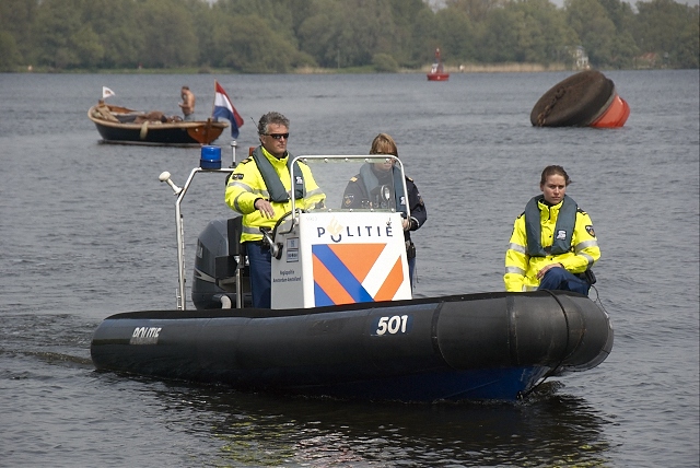 2010/111/20100515 015 Persoon te water Nieuwemeerdijk.jpg